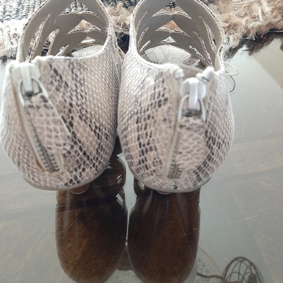 Shoes - Picture 4 of 4